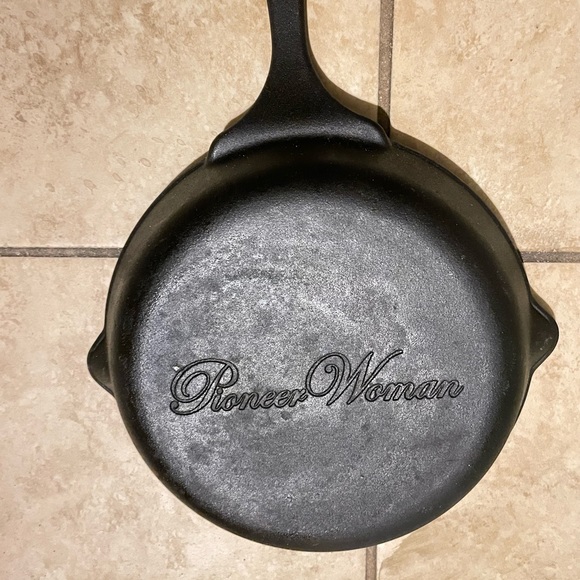 Pioneer Woman ~ 9" w/Dual Spouts ~ Pre-Seasoned ~ Cast Iron Pan ~ Hanging Loop - Picture 4 of 4
